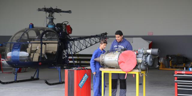 Filiere aeronautique du lycee Jean Zay - lyceens en situation sur le site de Chambley