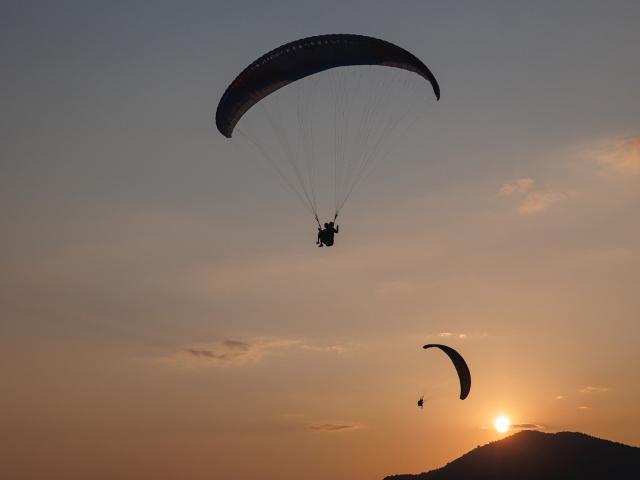 Paragliding 8103063 1280